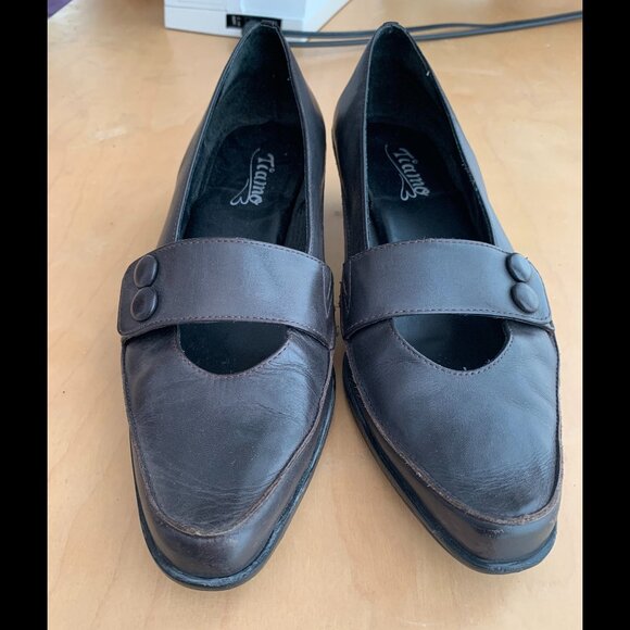 Tiamo Low Heel Pumps with Button Strap - Picture 2 of 6